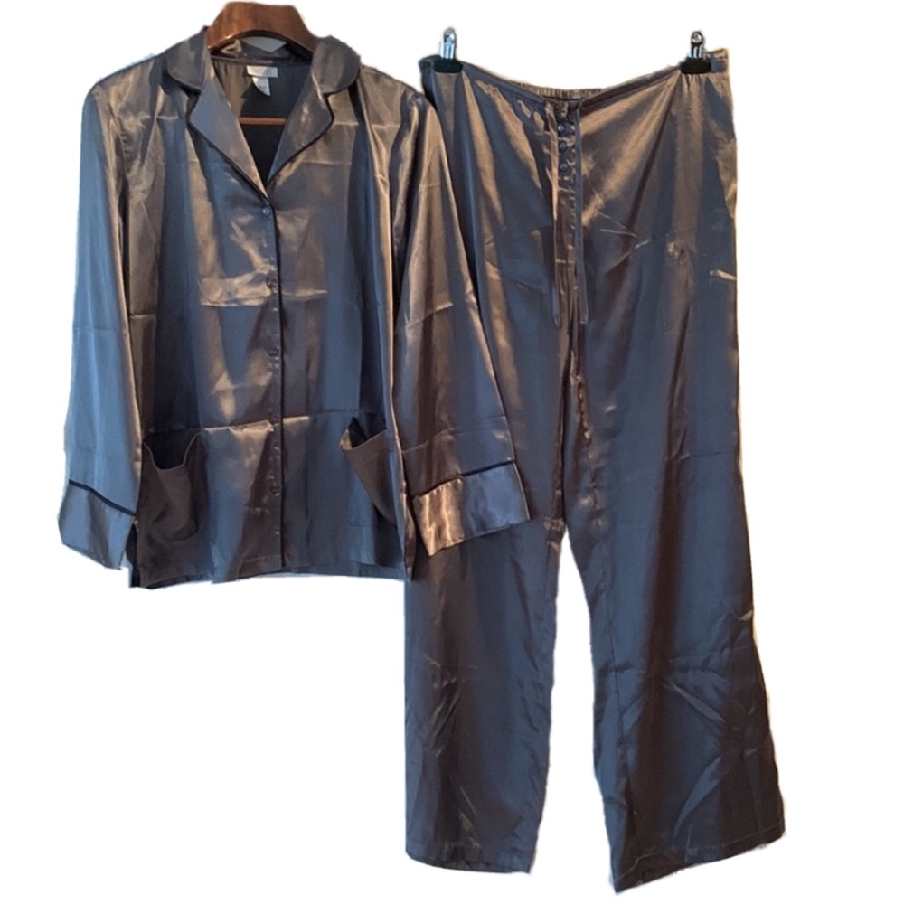 La Senza Grey w/ Black trim Satin Pajama Set. Pants tie at waist, Size Medium